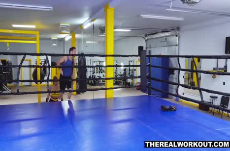 Милфа пришла в зал тренироваться и чпокаться #3